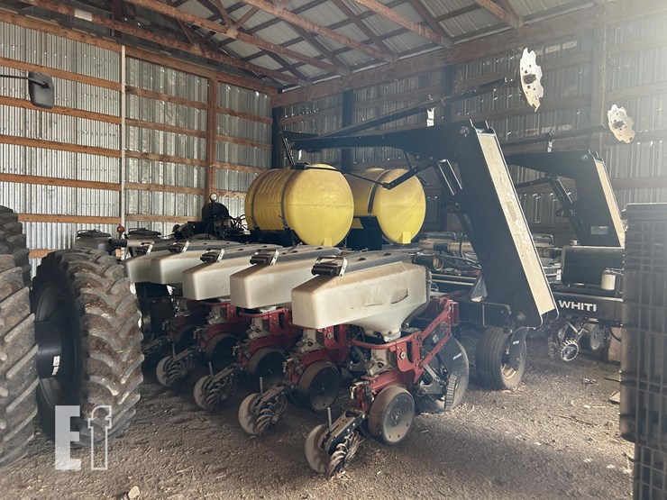 2004-white-8516-image-1