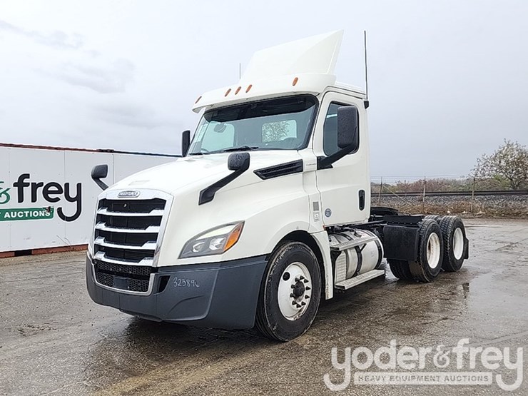 2019-freightliner-cascadia-126-image-2