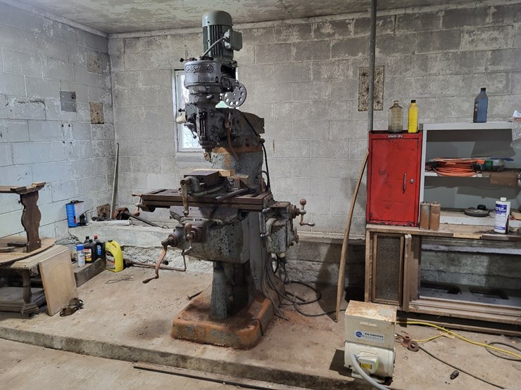 bridgeport-mill-w/phase-convertor-and-tools-image-1