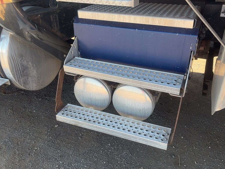 2010-international-lf517-lone-star-dump-truck-image-21