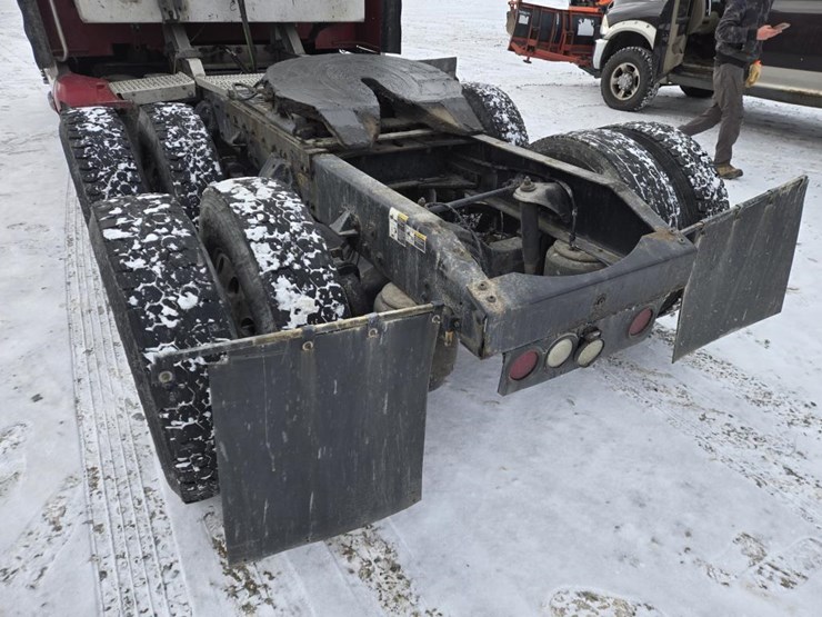 2017-peterbilt-579-image-30