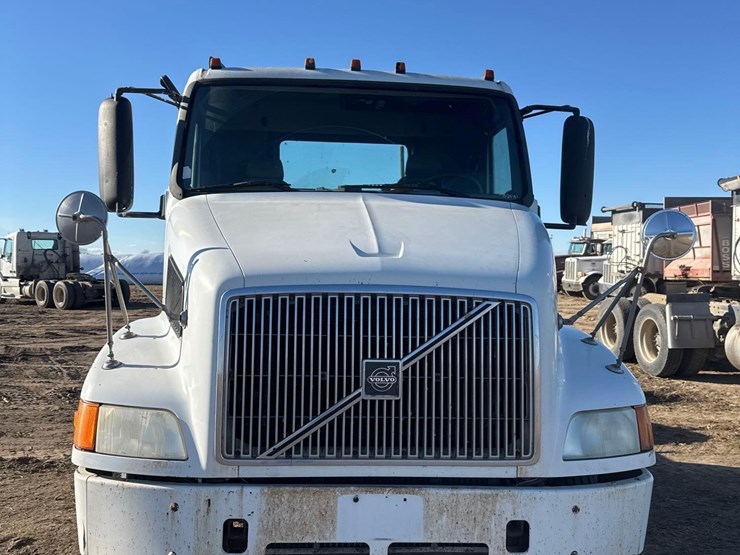 2001-volvo-vnm-semi-truck-image-8