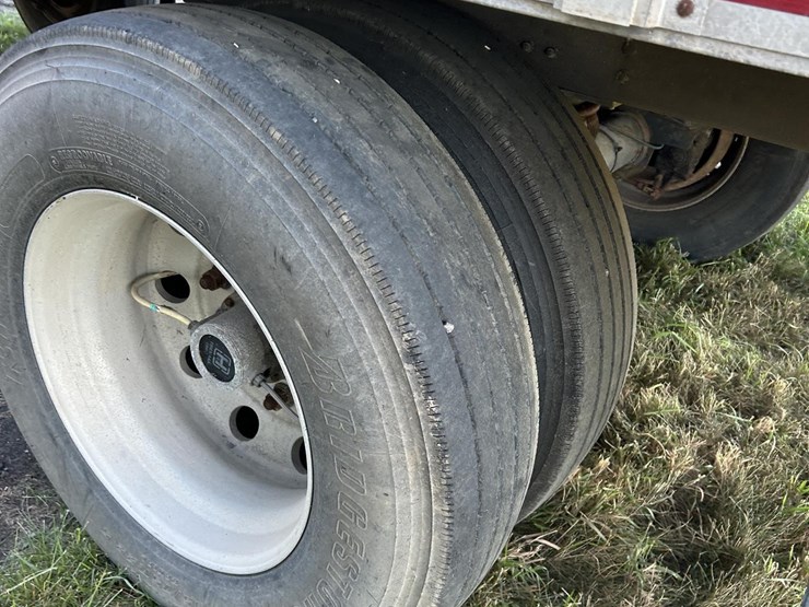 2019-wilson-livestock-trailer-image-9