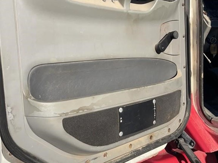 2004-freightliner-columbia-120-image-14