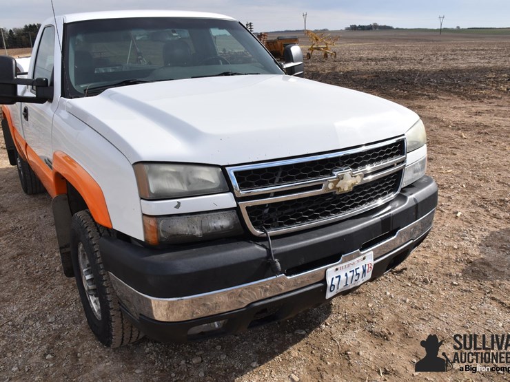 2006-chevrolet-silverado-2500-image-11