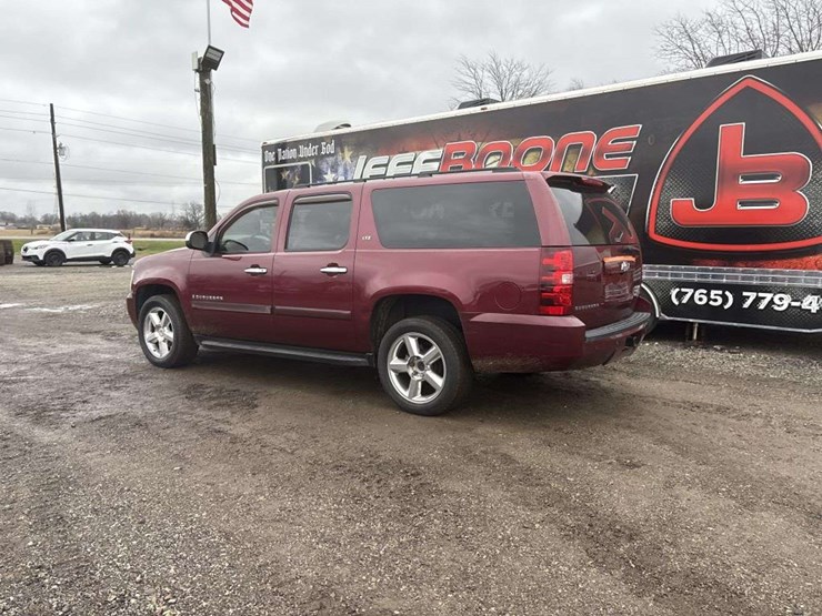 2008-chevrolet-suburban-image-2