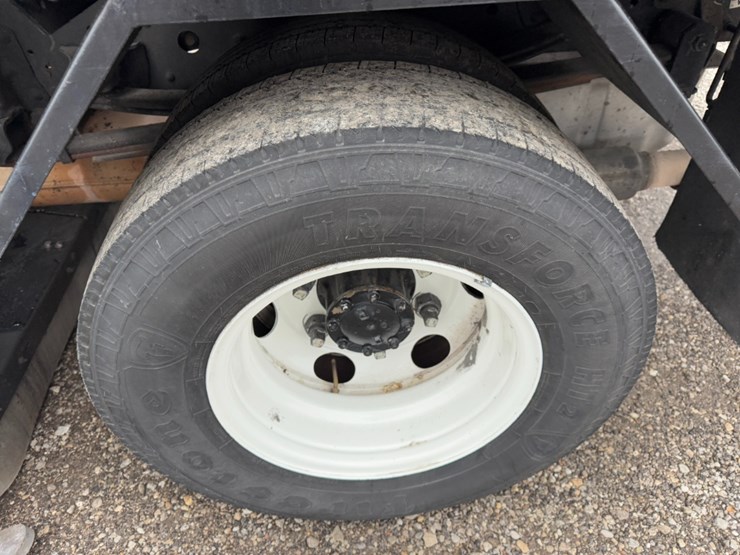 2023-isuzu-npr-image-10