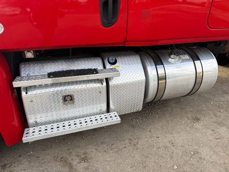 2019-freightliner-cascadia-125-image-8