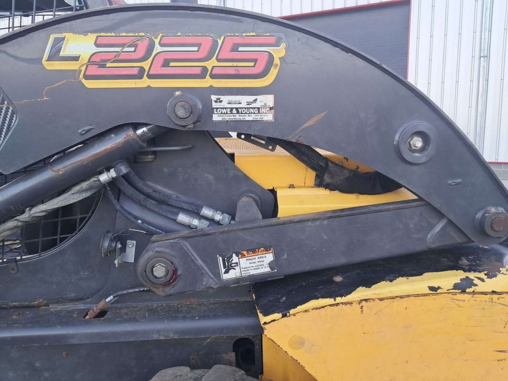 new-holland-l225-image-10