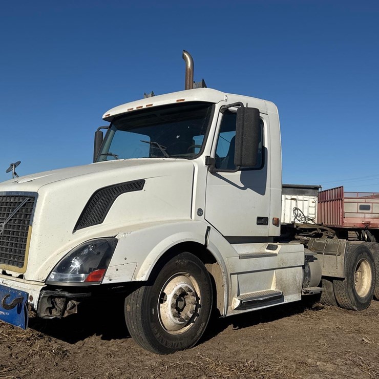 2007 Volvo VNL Semi Truck