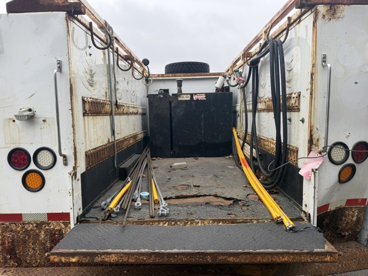 #1830-•-2015-ram-5500-4x4-service-truck-image-24