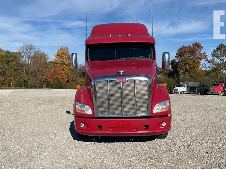 2012-peterbilt-587-image-3