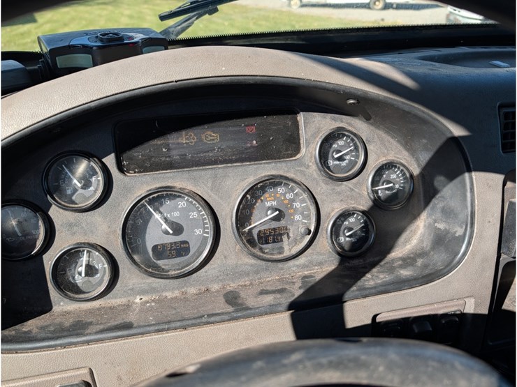 2017-peterbilt-337-image-24