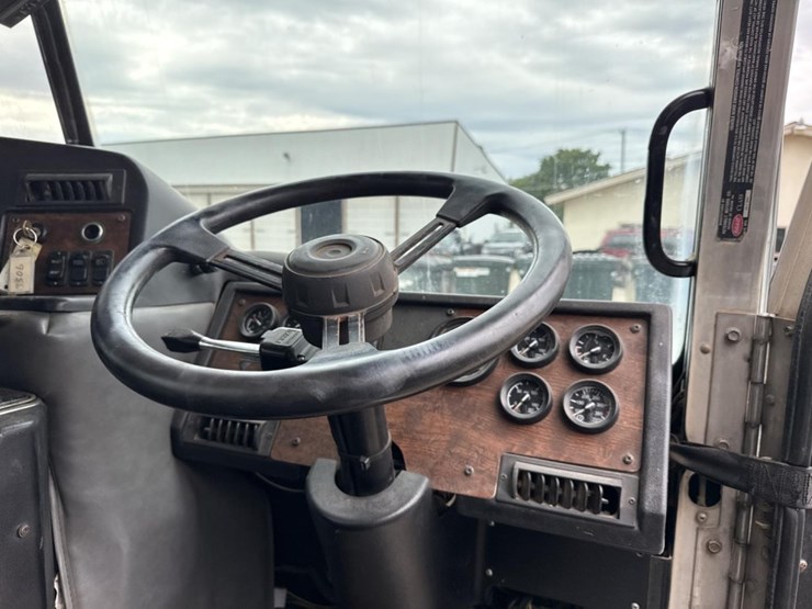 2005-peterbilt-320-image-16