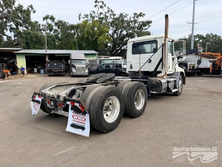 2015-mack-cxu613-truck,-vin-#-1m1aw02y7fm051566-image-3