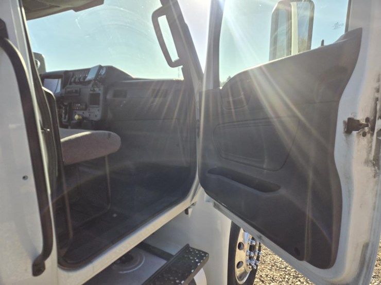 2022-international-mv607-image-46