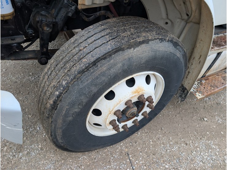 2014-freightliner-m2-106-image-15