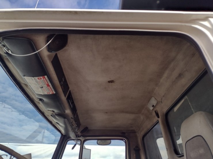 freightliner-fl70-image-17