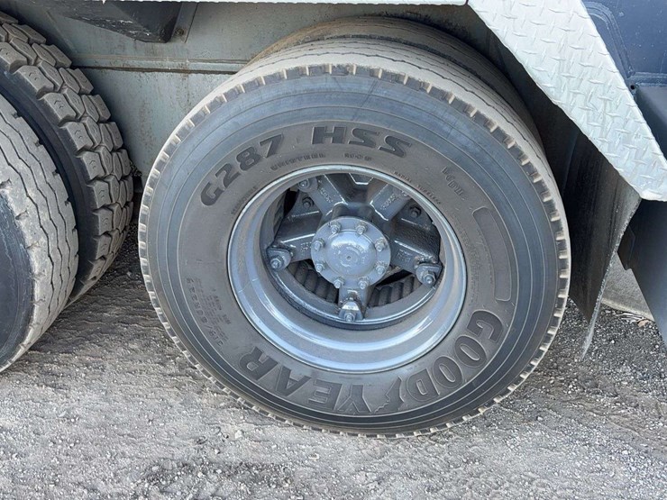 1993-grove-tms700b-image-6