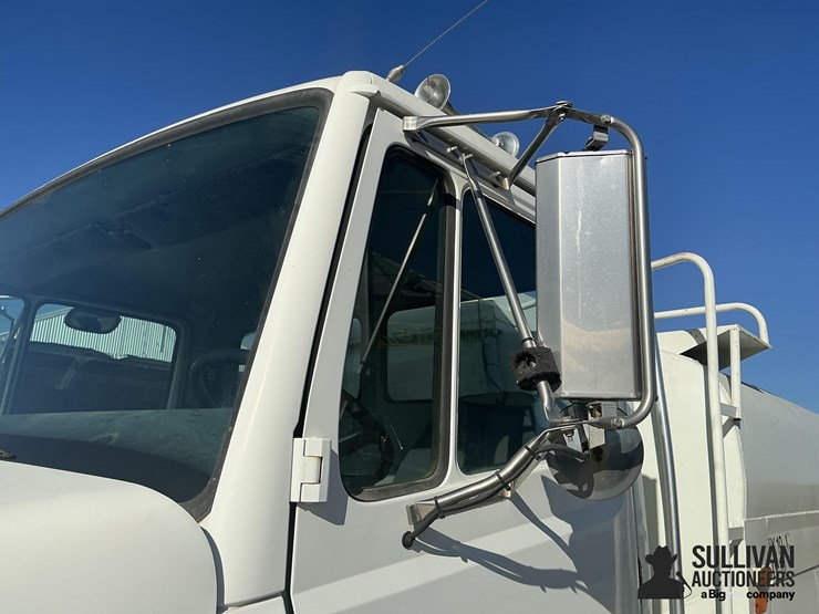 1995-freightliner-fl70-image-14