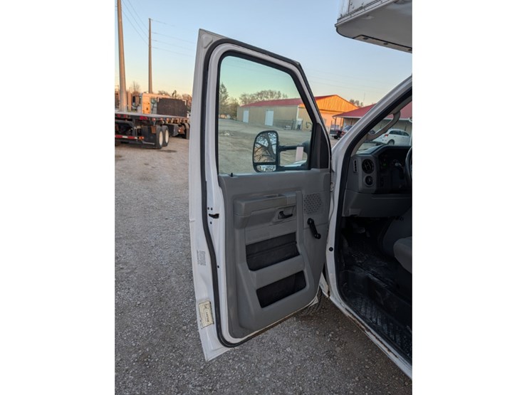 2009-ford-e350-image-16