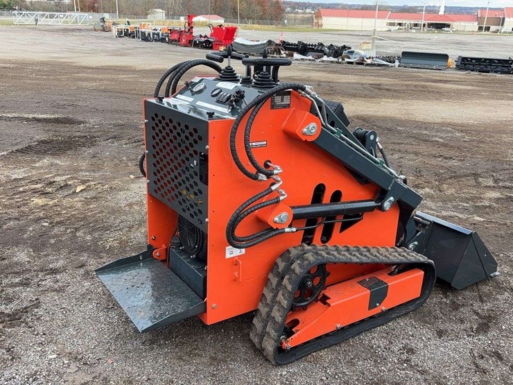 landhero-mini-stand-on-skid-loader-image-4