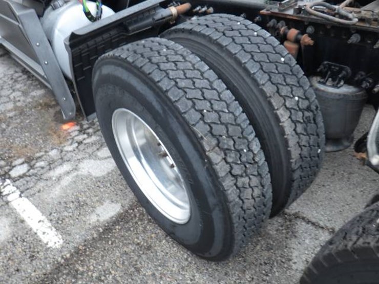 2019-freightliner-cascadia-126-image-16