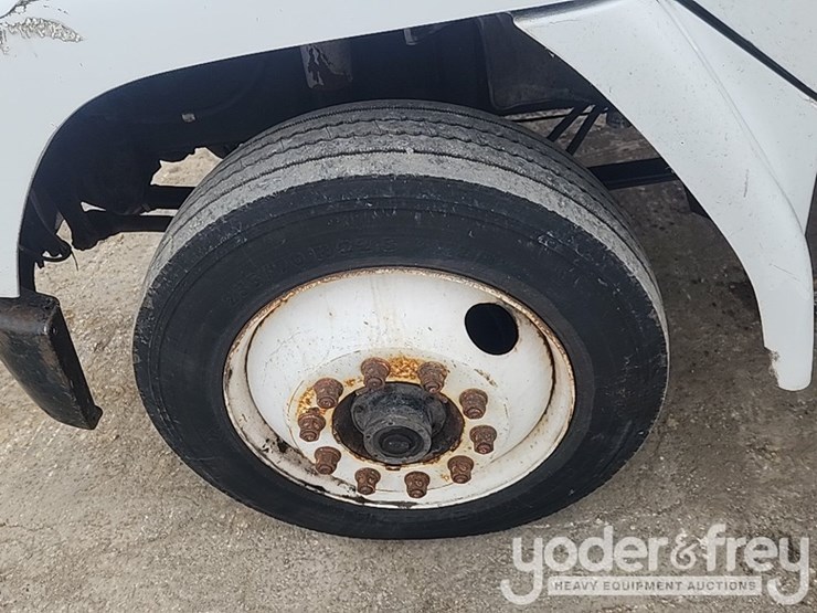 2001-freightliner-fl60-image-11