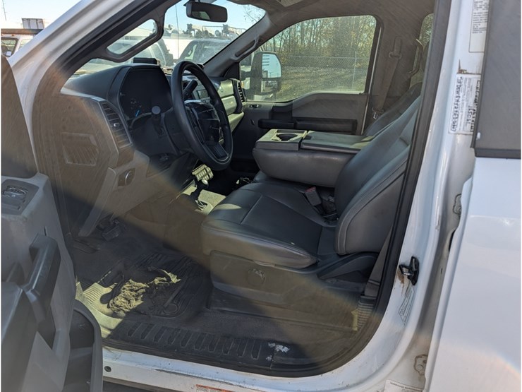 2017-ford-f550-image-17