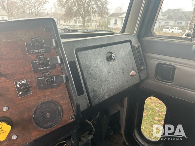 1999-peterbilt-379-image-47