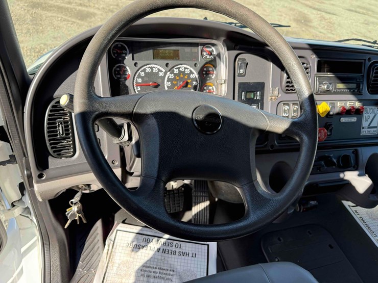 2017-freightliner-m2-106-image-23