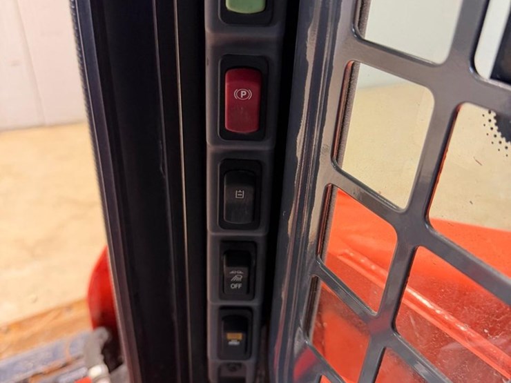 2023-kubota-ssv75hc-skid-steer-loader-image-20