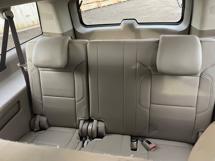 2019-chevrolet-suburban-image-24