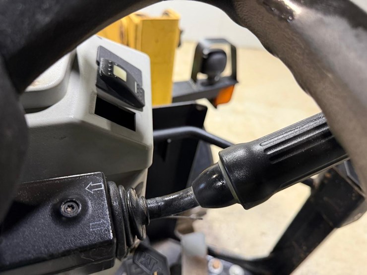 2015-caterpillar-903c-image-23