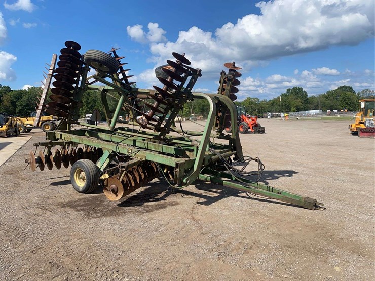 john-deere-235-image-3