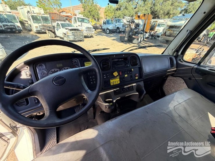 2015-freightliner-m2-106-image-12