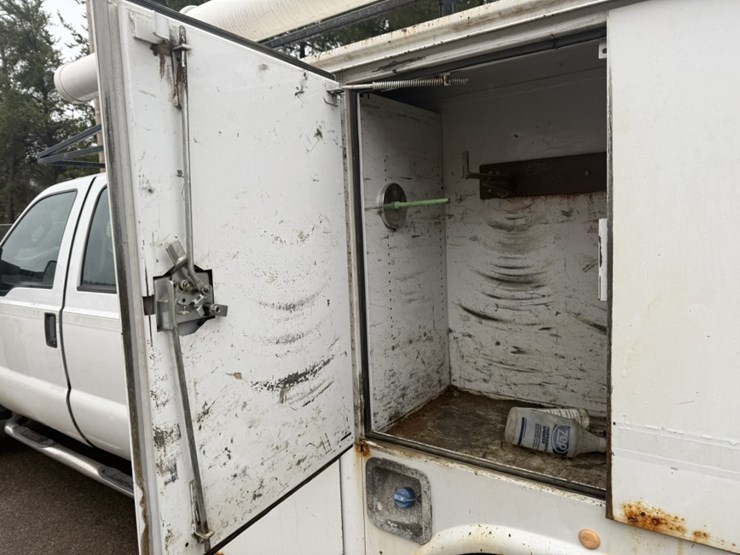 2011-ford-f550-image-19