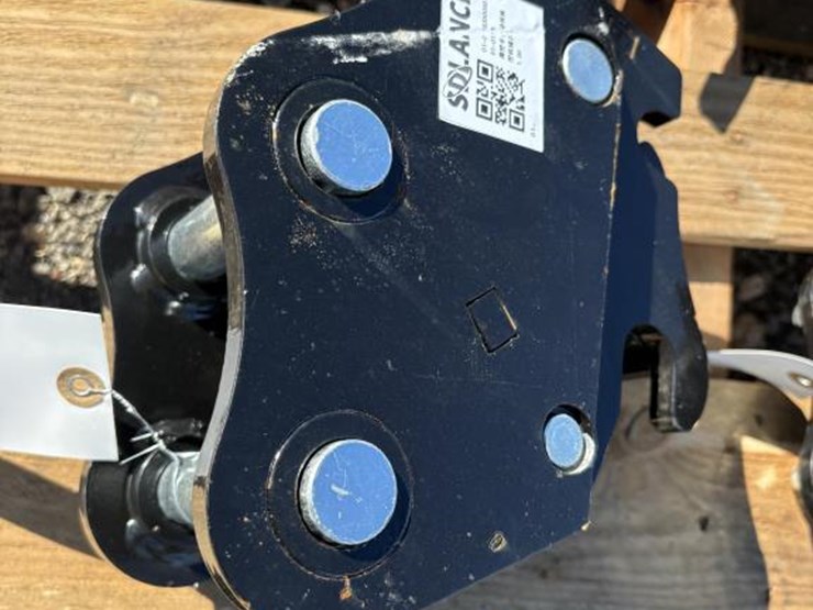 #122-•-ireas-semi-automatic-quick-change-coupler-image-2