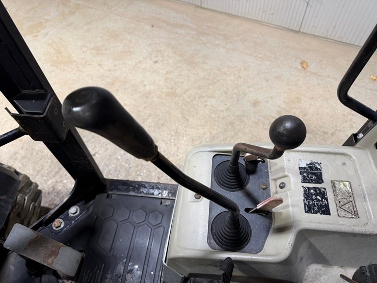 2015-caterpillar-903c-image-24