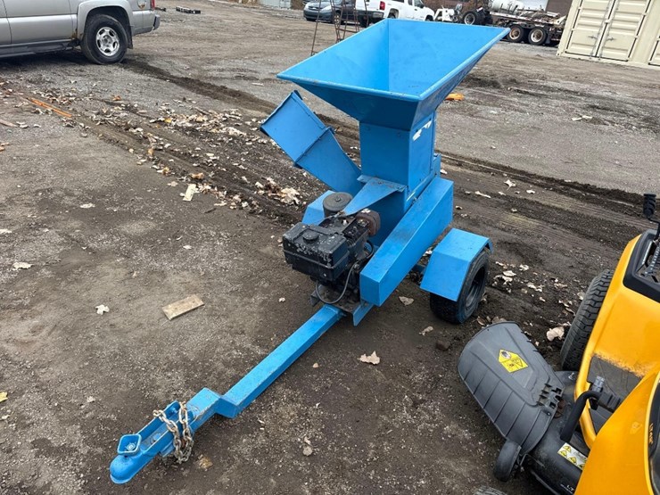 mini-pull-behind-gas-chipper/shredder-image-3