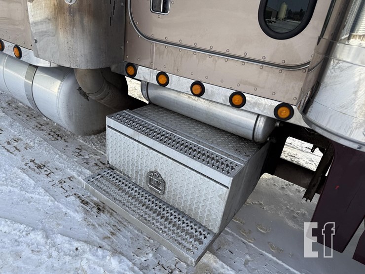 2004-peterbilt-379-image-36