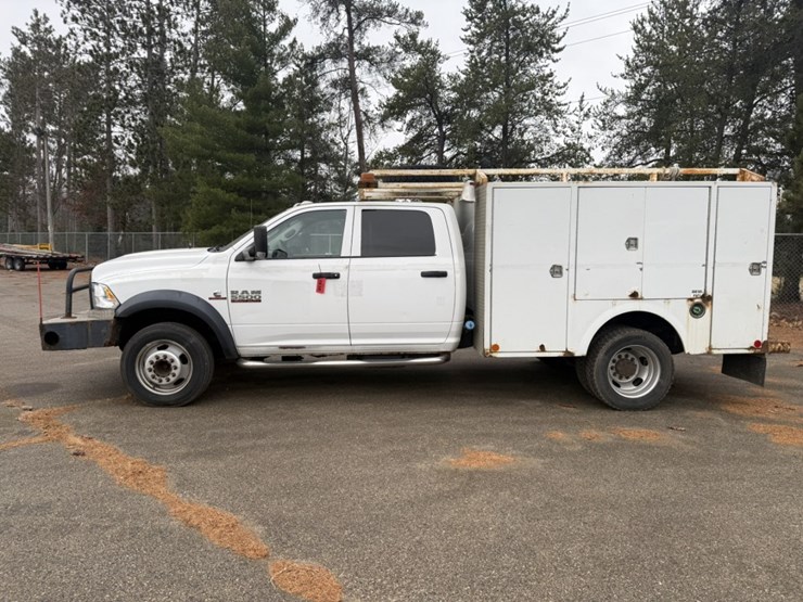 #1830-•-2015-ram-5500-4x4-service-truck-image-3