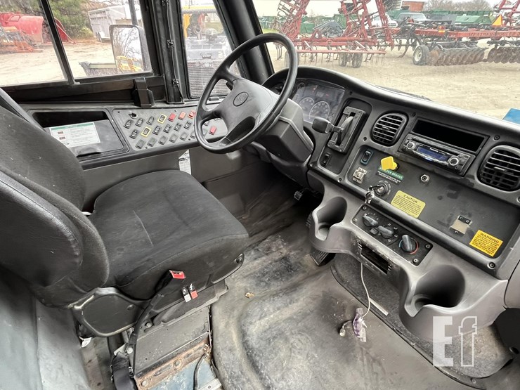 2015-thomas-saf-t-liner-c2-image-15