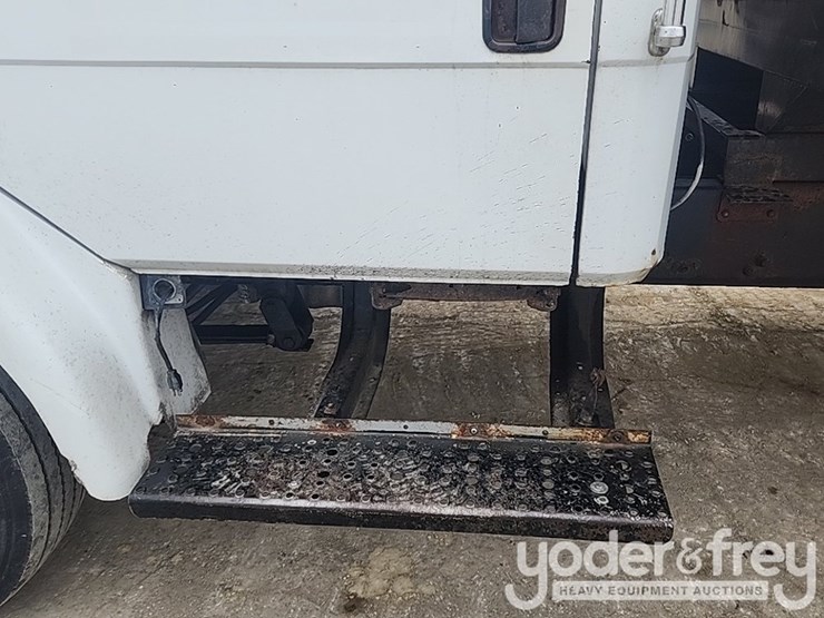 2001-freightliner-fl60-image-13