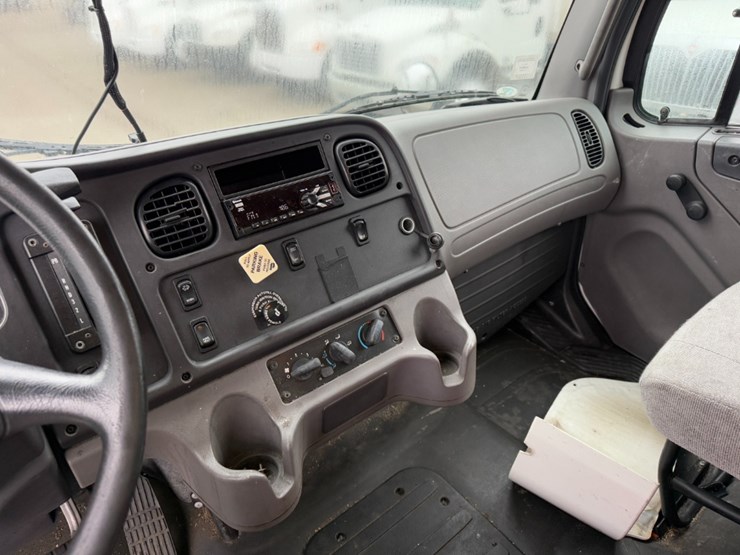 2018-freightliner-m2-106-image-20