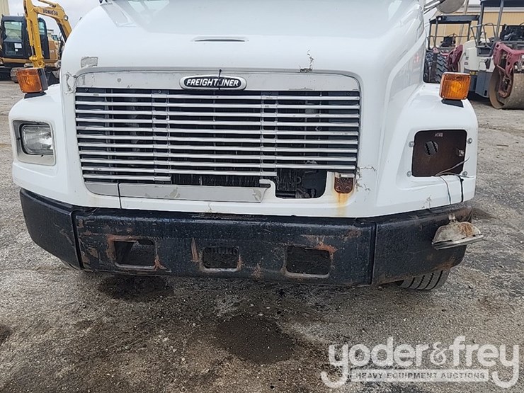 2001-freightliner-fl60-image-41