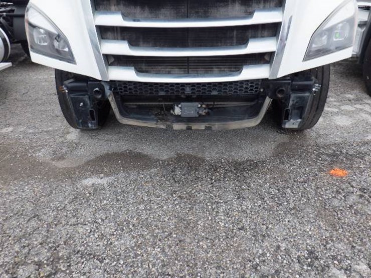 2018-freightliner-cascadia-126-image-3