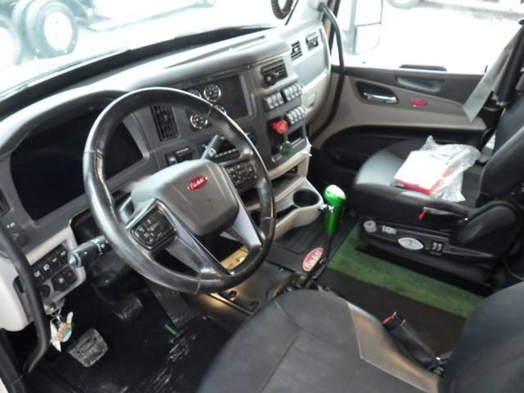 peterbilt-579-image-17