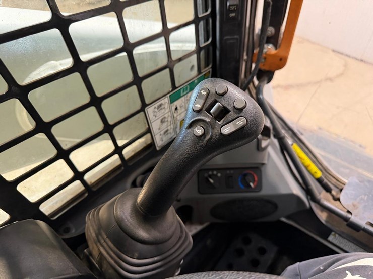 2023-bobcat-t770-image-27