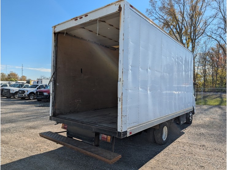 2015-isuzu-npr-image-8